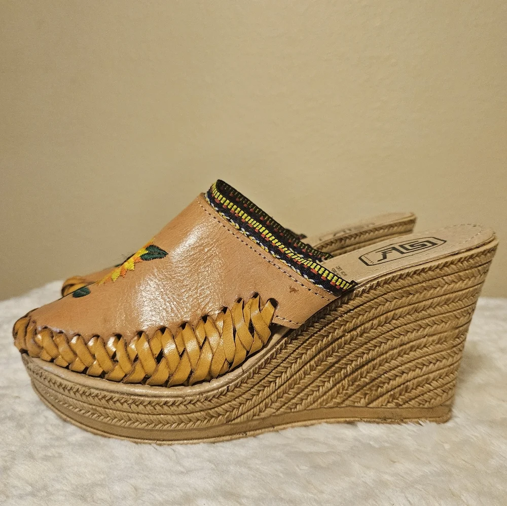 Leather Floral Embroidered Platform Wedge Women's size 6 *ay